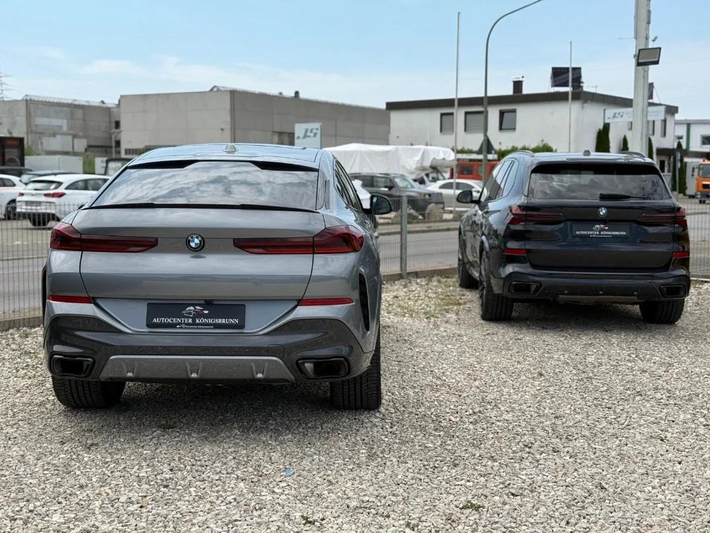Silberner und schwarzer BMW SUV auf dem Betriebshof des Autocenters Königsbrunn